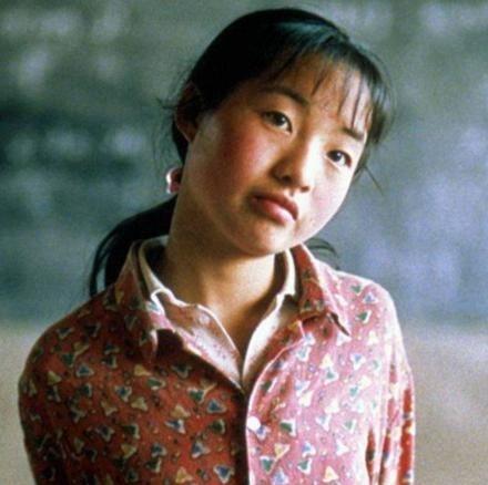 1999年，张艺谋捧红了农村女孩魏敏芝。拍完戏后，魏敏芝想进演艺圈，张艺谋却不同