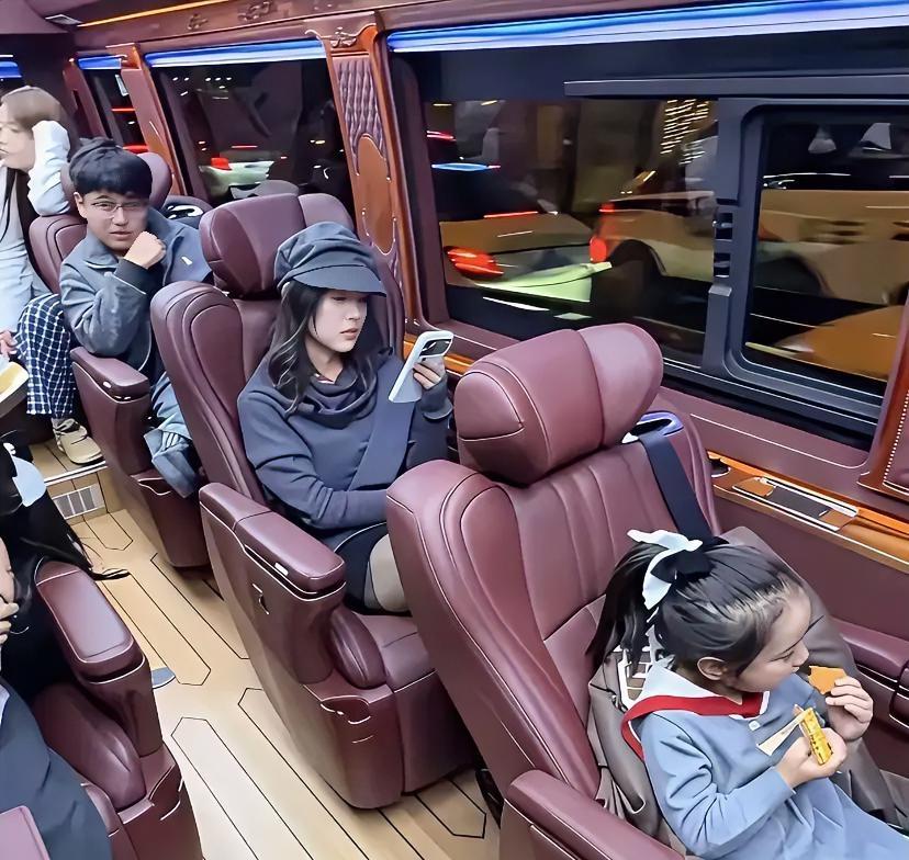 这是什么车？大巴吗？座椅也太豪华了吧。
