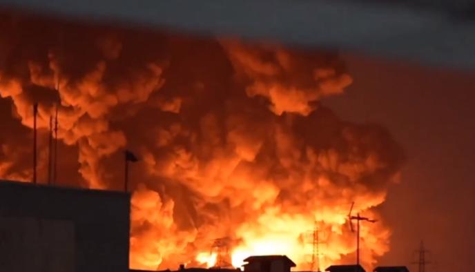 “让9000万伊朗人的存亡时刻！”根据央视新闻的报道，当地时间 2026 年 3