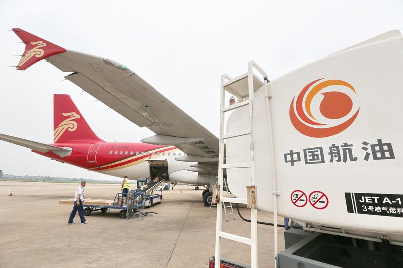 3月26日消息，国内航线燃油附加费确定于4月5日上涨。
当天，春秋航空发布通知，