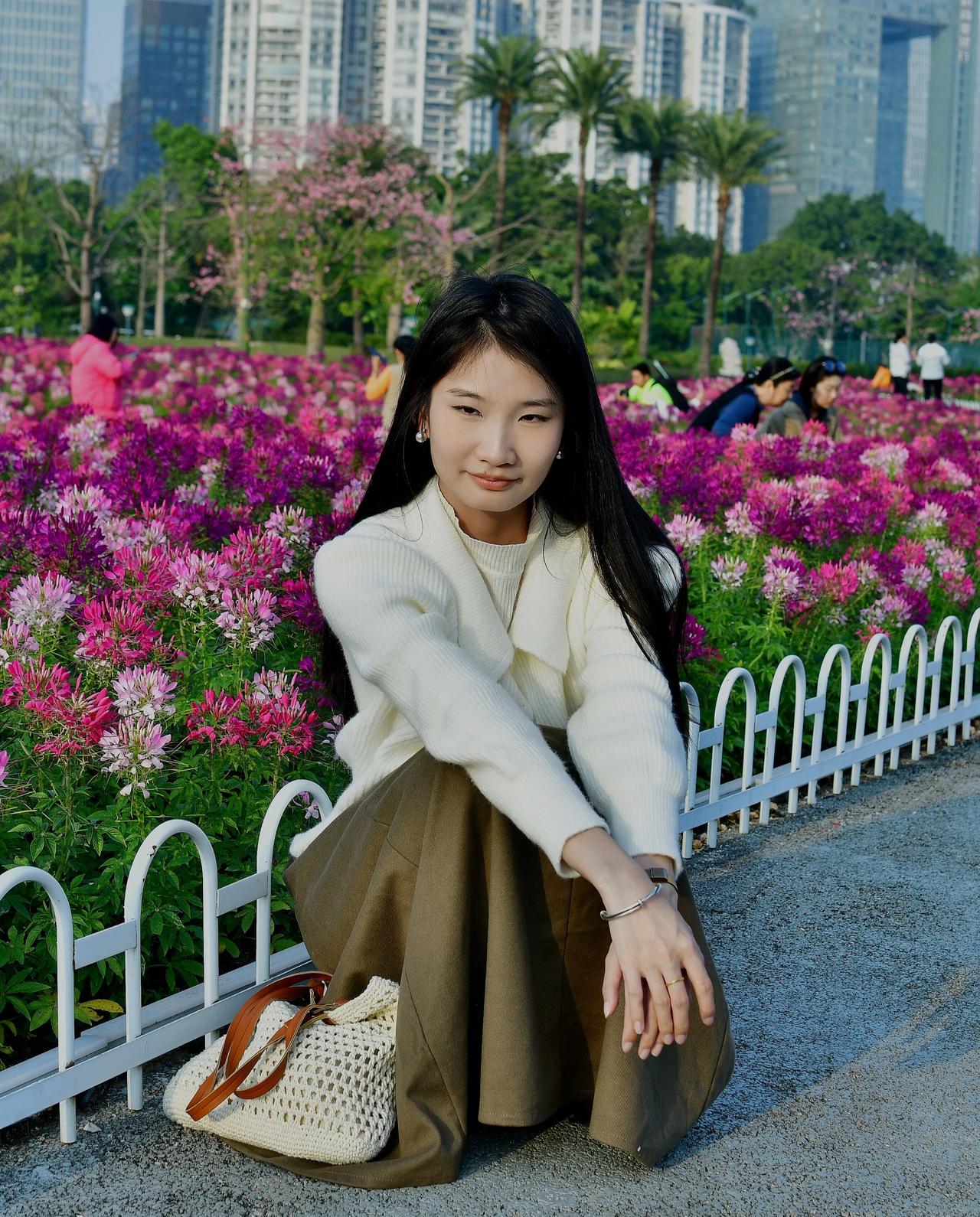 在花海中漫步，享受春天的美好时光。🌸🌸🌸美丽景色花丛中 人俏景美 人在美景