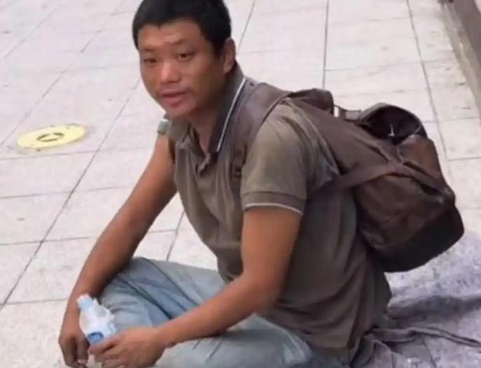 "我不配回中国，没脸见人"，他流落巴西街头，靠乞讨为生，当大使馆找到他时，他却死
