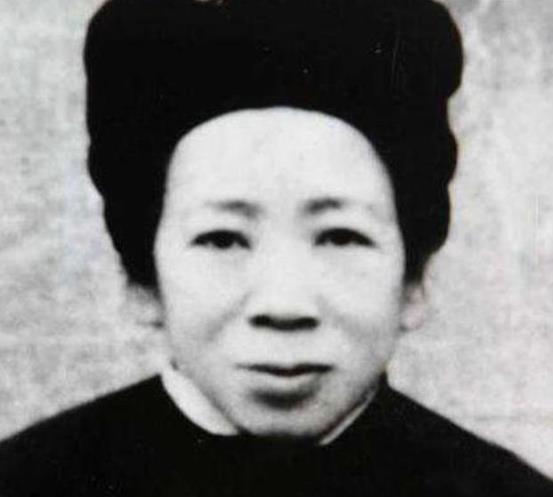 1943年，七千多鬼子将河北兴隆的达峪村围得水泄不通，三百多名抗日将士走投无路之