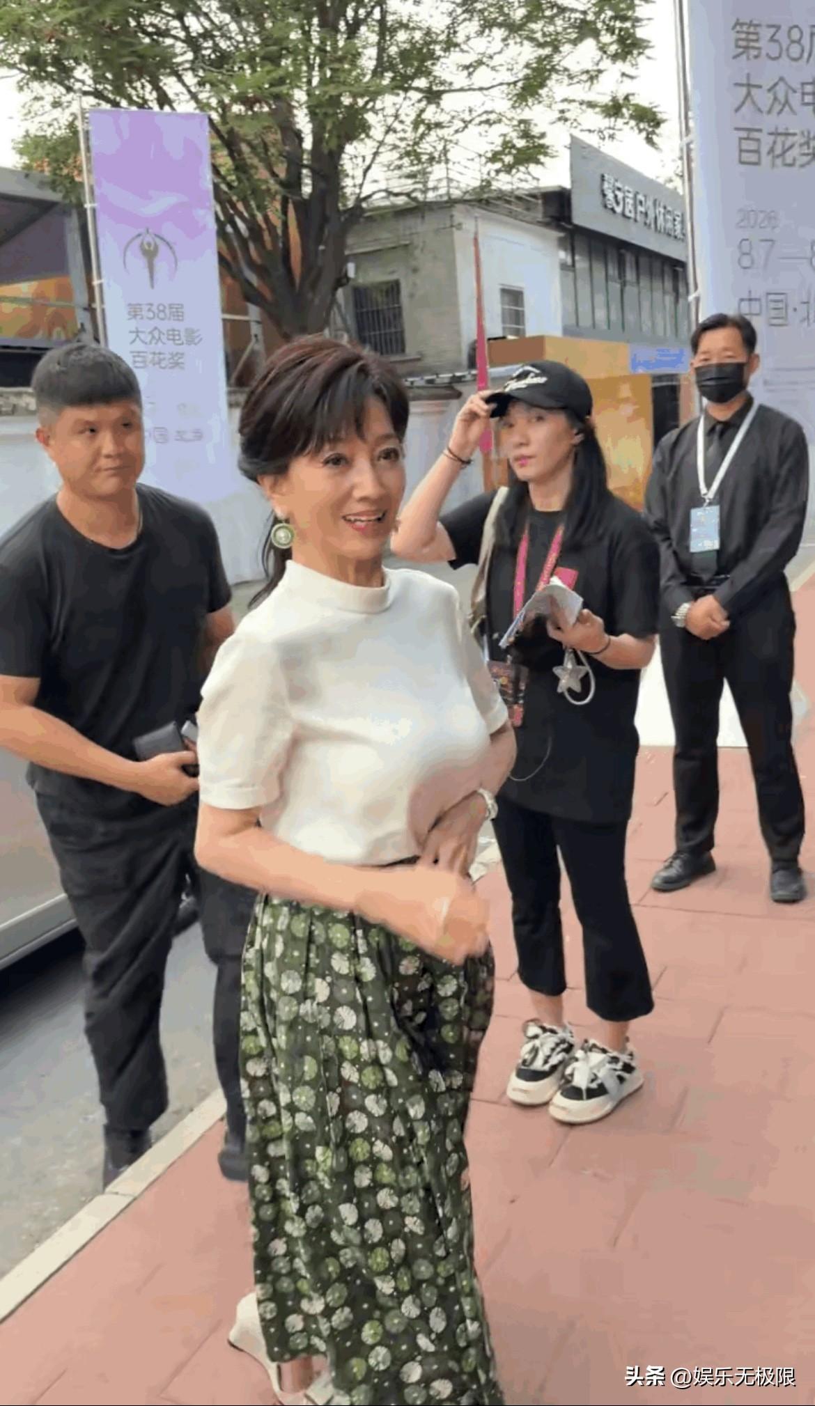 我不敢相信我的眼睛！

赵雅芝72岁身材还这么挺拔，我一个30多岁奶过娃的人都没