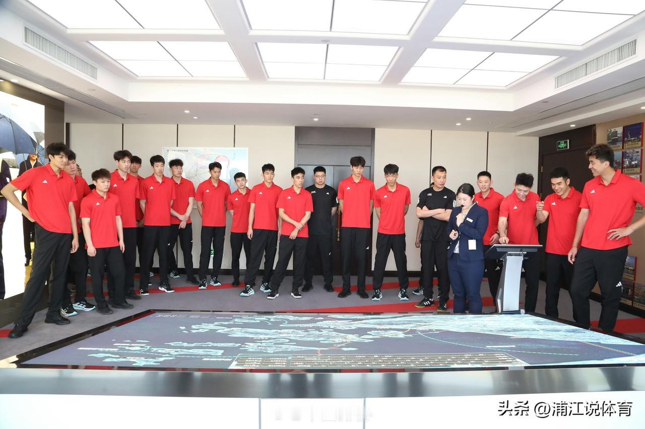 中国男排人员大调整：吴昊泽王滨等6名大将离队，张景胤薛智鸿等4人现身国家队集体活