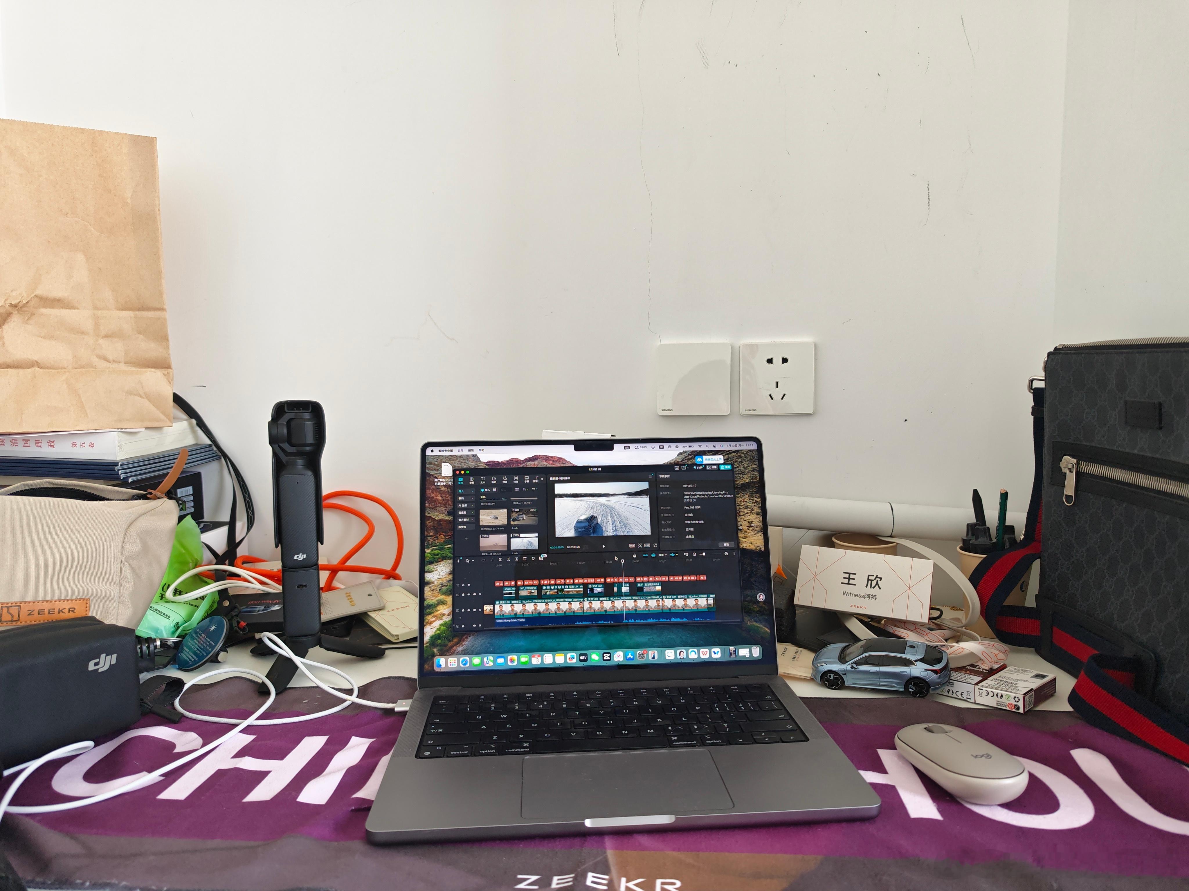 挑战全网最乱办公桌，这是冰山一角，另一边更乱，没脸给大家看