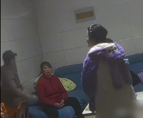 近日，安徽一儿媳和公公婆婆发生争吵，公公当着儿媳的面怒砸东西，丈夫则坐在沙发上一
