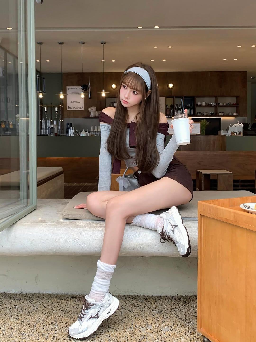 穿了超温柔的灰棕系套装，和店里的色调超搭
一边吃蛋糕一边拍照，治愈感拉满
今天也