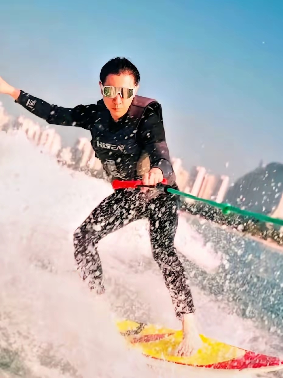 张维伊晒出三亚冲浪，不得不说，还挺帅气的！这是他和董璇结婚后的第一个年，全家人在