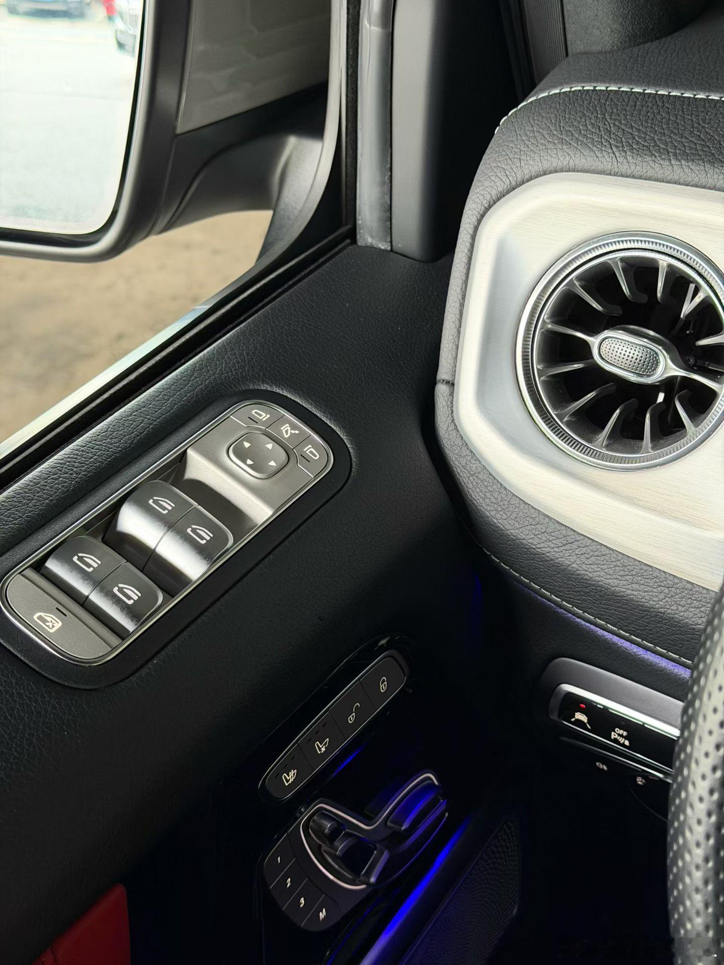 奔驰G500，水泥灰特殊油漆，真皮把手，带车衣中规 