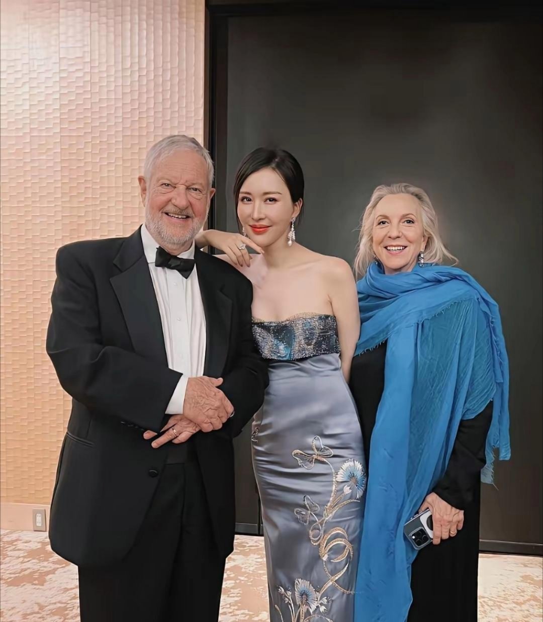 发现没？田朴珺跟大佬们的合照都有一个共同点就是贴的近、笑的甜！仔细看第一张照片她