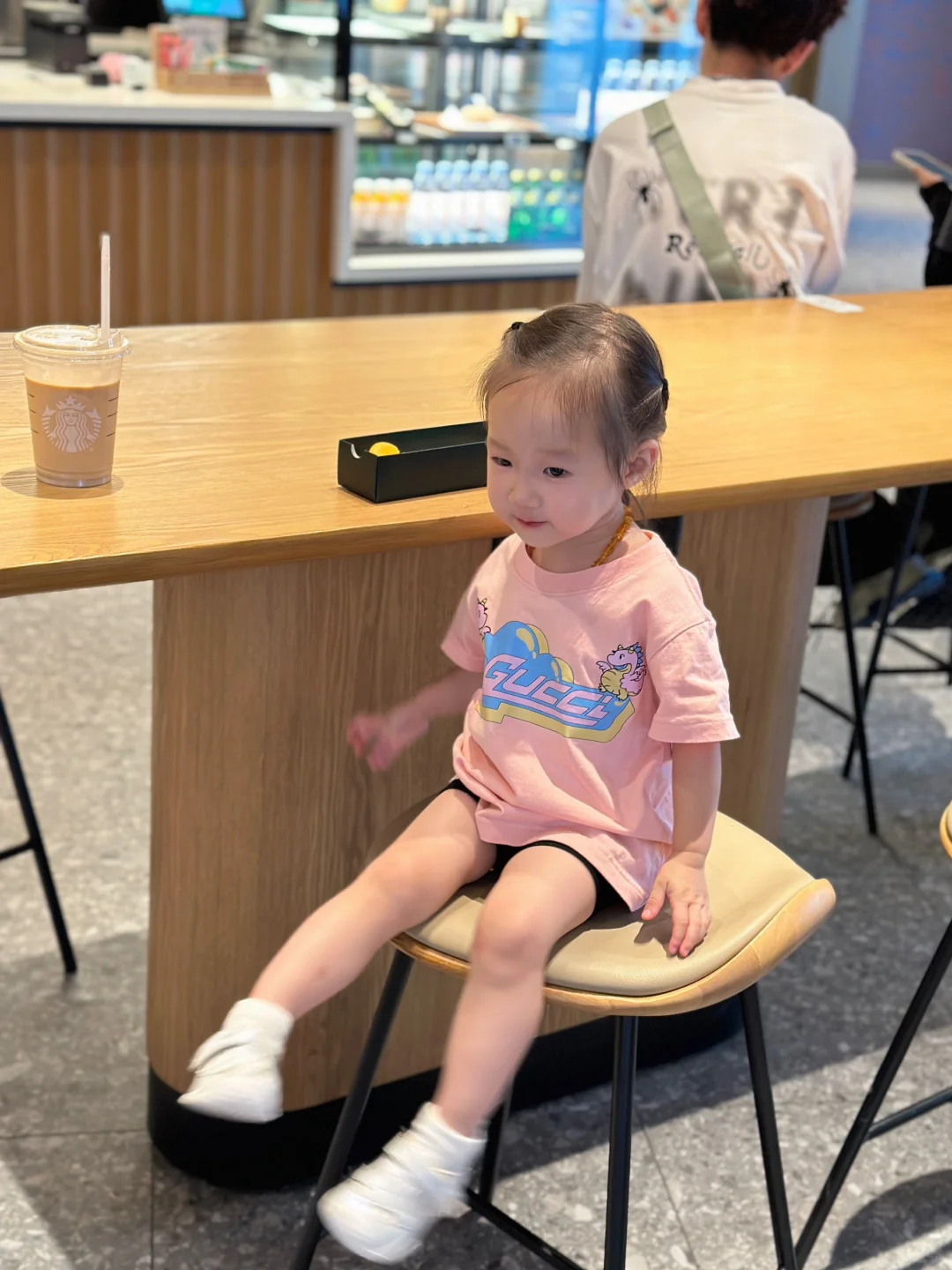 2岁女儿也太可爱了吧 松弛感穿搭太喜欢啦
