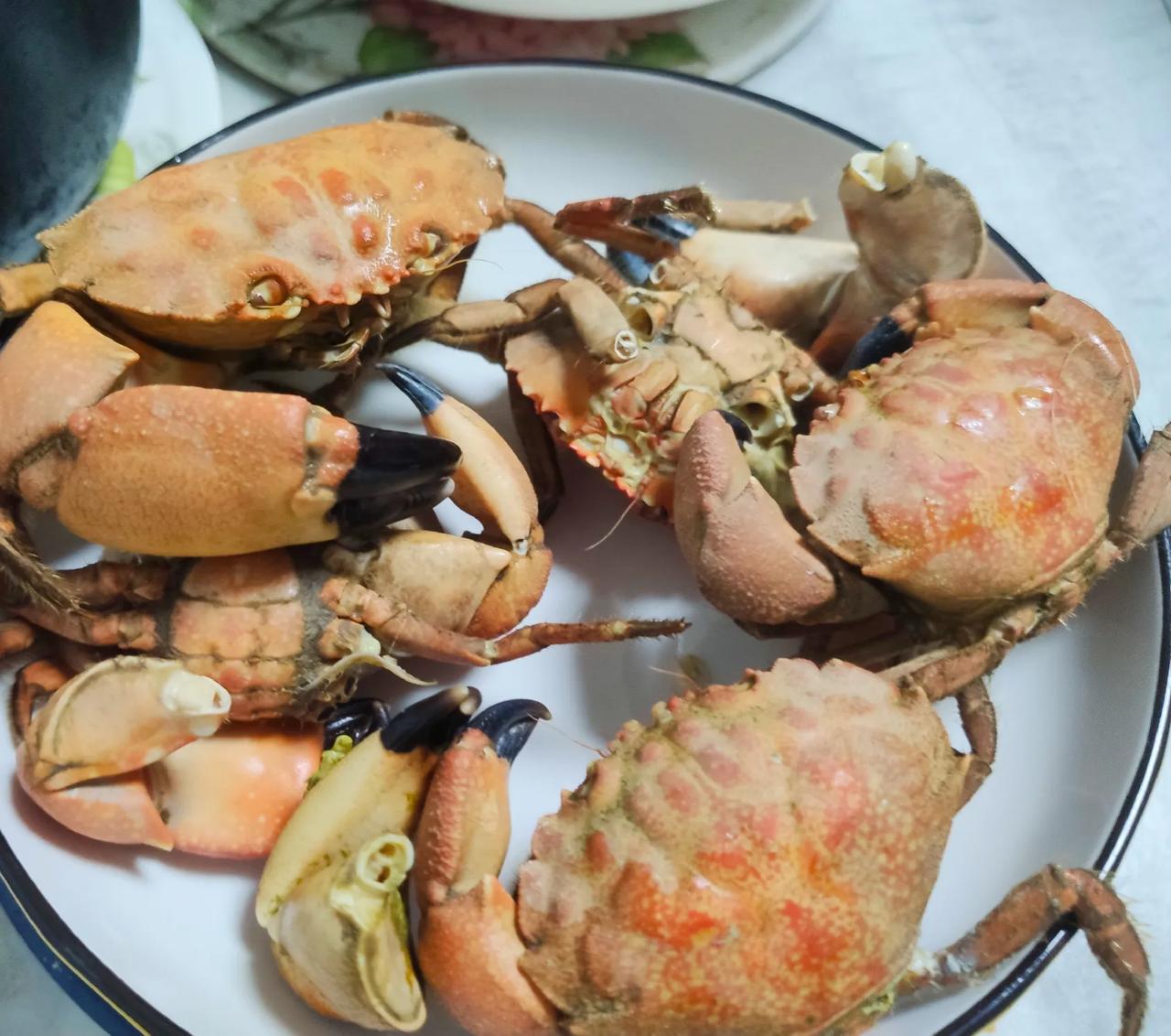 #秋日美食大赏#
“秋风起，蟹脚痒，菊花开，闻蟹来！”
说的就是金秋时节吃蟹的季