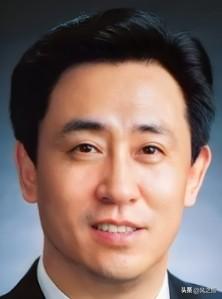 万众瞩目的许家印案终于开庭，这个曾经叱咤商界、登顶中国首富的男人，终究还是站在了