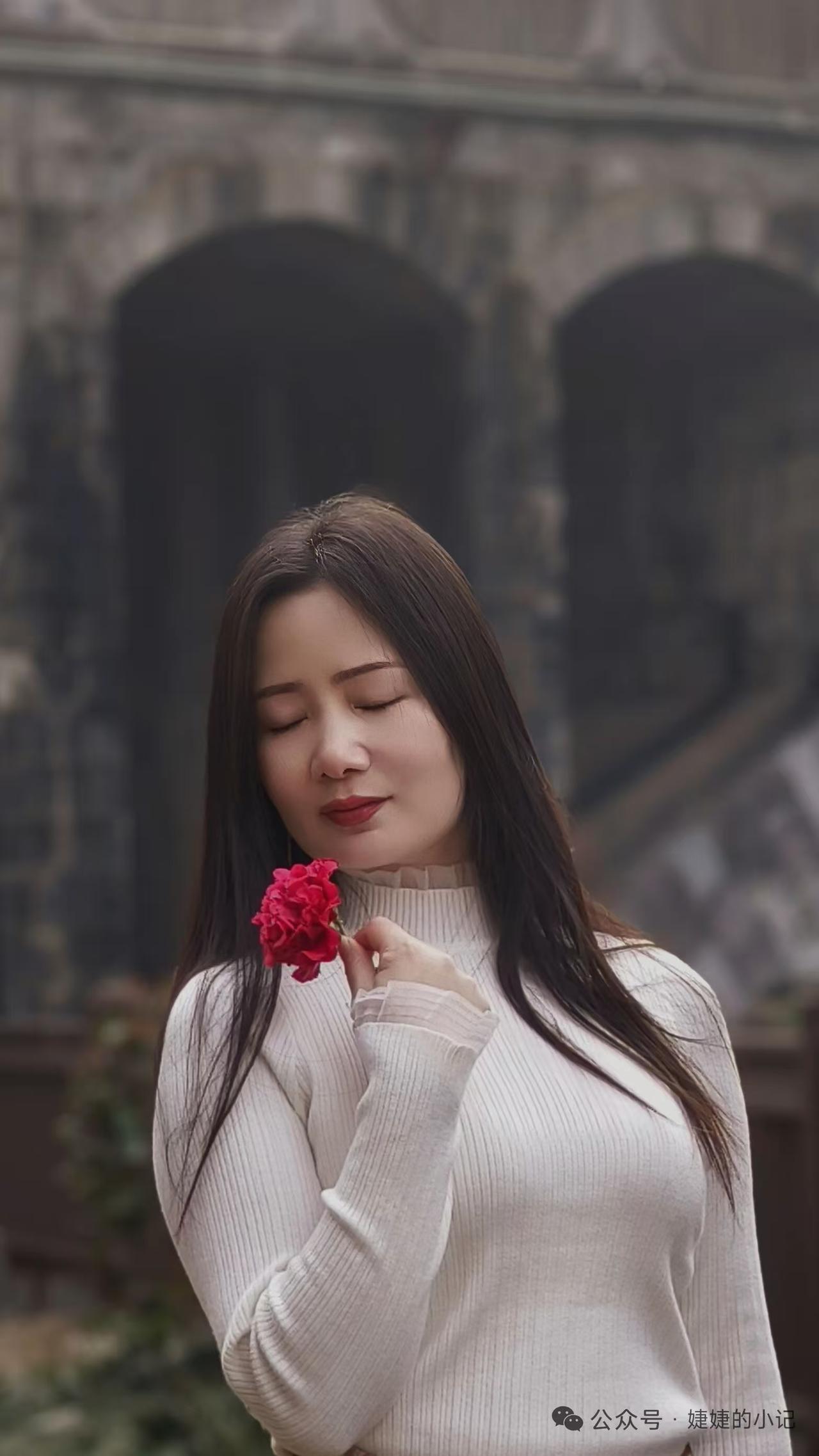 塞鸿秋·女人花
轻拈花朵朝天望，
针织暖意身躯傍。
掌心花瓣温柔漾，
恰如女子人