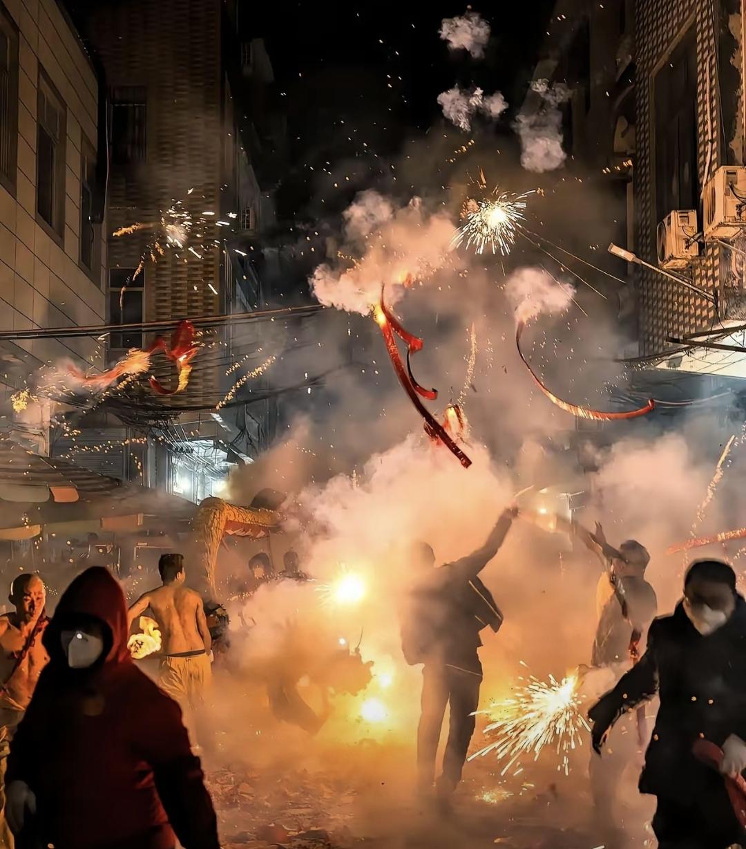 2026年2月15日下午两点半，东海县石榴街道东安村，一家挂着许可证的烟花爆竹店