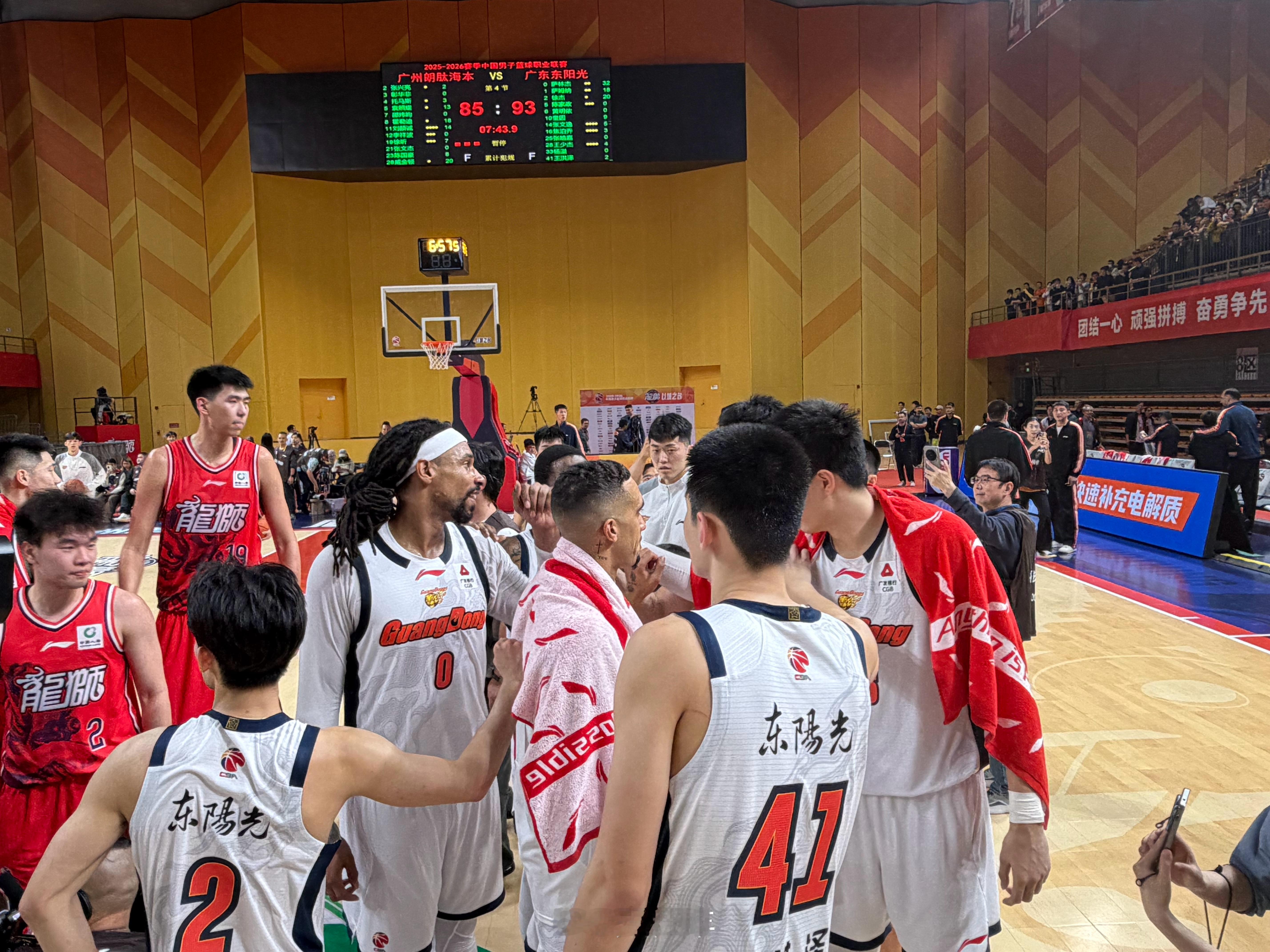 经过一场热闹的对决，广东男篮在客场以93比85击败龙狮男篮。整场比赛可以看到，其