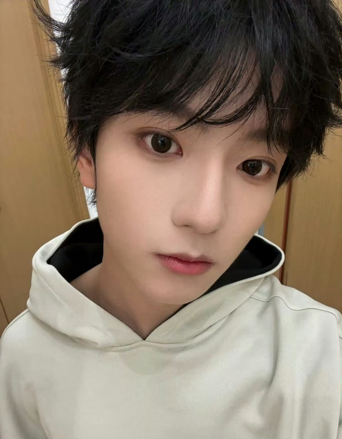 穆祉丞高会穆祉丞高会新鲜自拍上线~怼脸镜头颜值抗打，每一张都戳中审美💫 帅度超