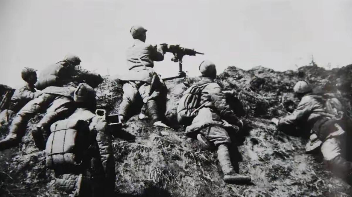 1940年，日军2000兵力趁着过新年，在武家湾包围了2团，团长却下令不准开枪，