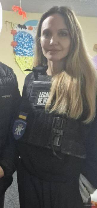 安吉丽娜·朱莉来到赫尔松 [震惊]这位女演员作为慈善援助计划的一部分来到乌克兰，