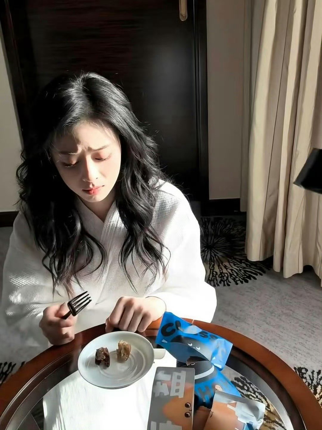 蒋欣吃饭 给猫倒了两粒猫粮蒋欣这个表情太可爱了，这么瘦了还要控制身材[抱一抱] 