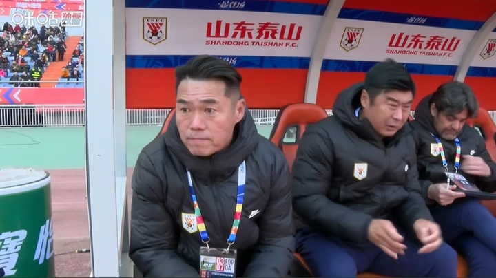 主教练唐田。 