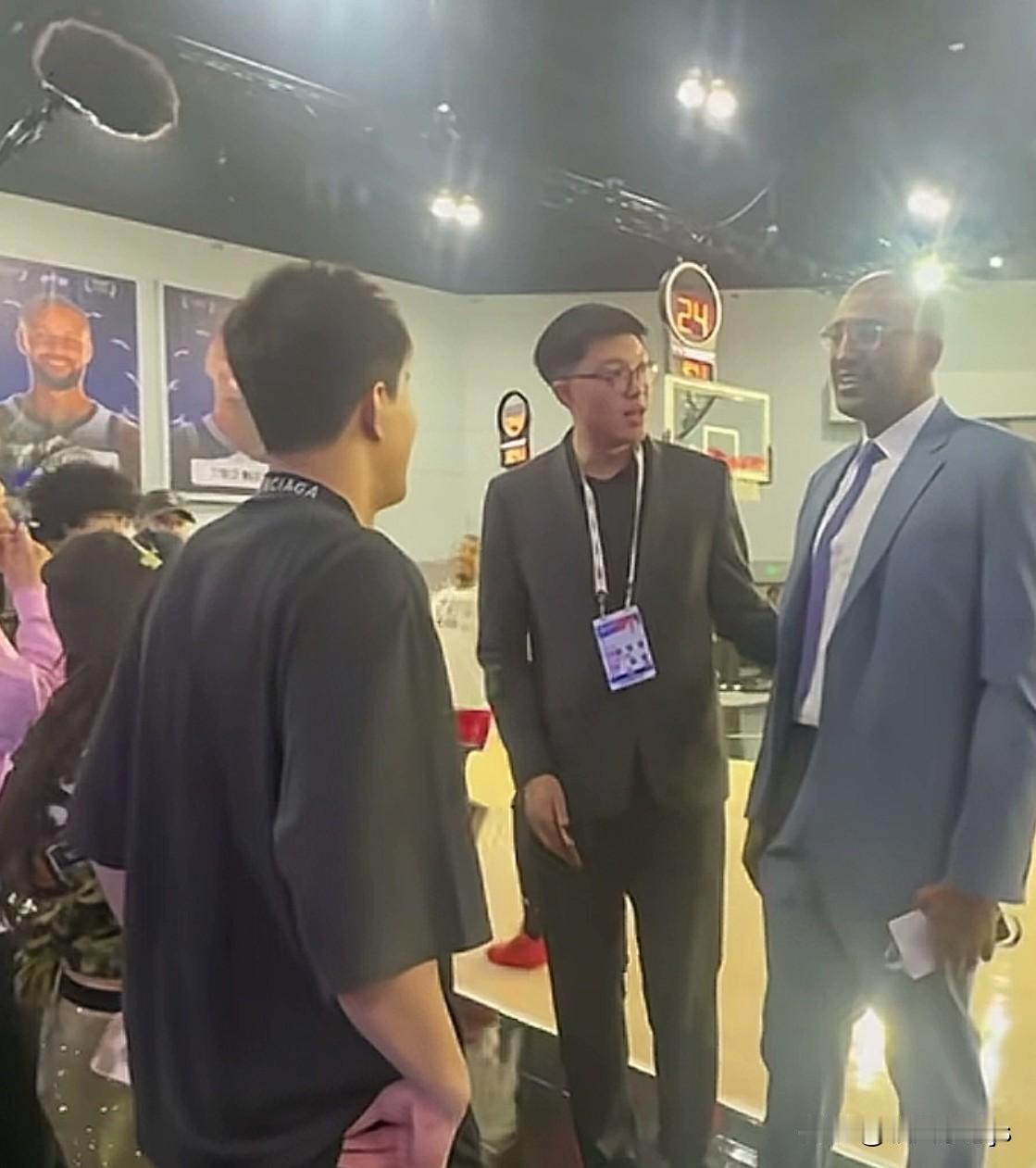 北京时间2月16日，除夕上午，在G联盟全明星赛场—洛杉矶会议中心，郭艾伦与NBA