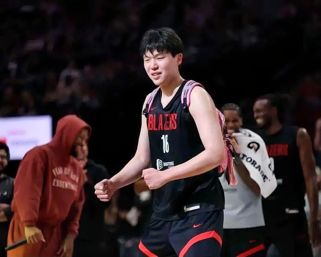 同样是季后赛生涯首秀！！！

杨瀚森：打了52秒，0投0中，得到0分0板0助攻0