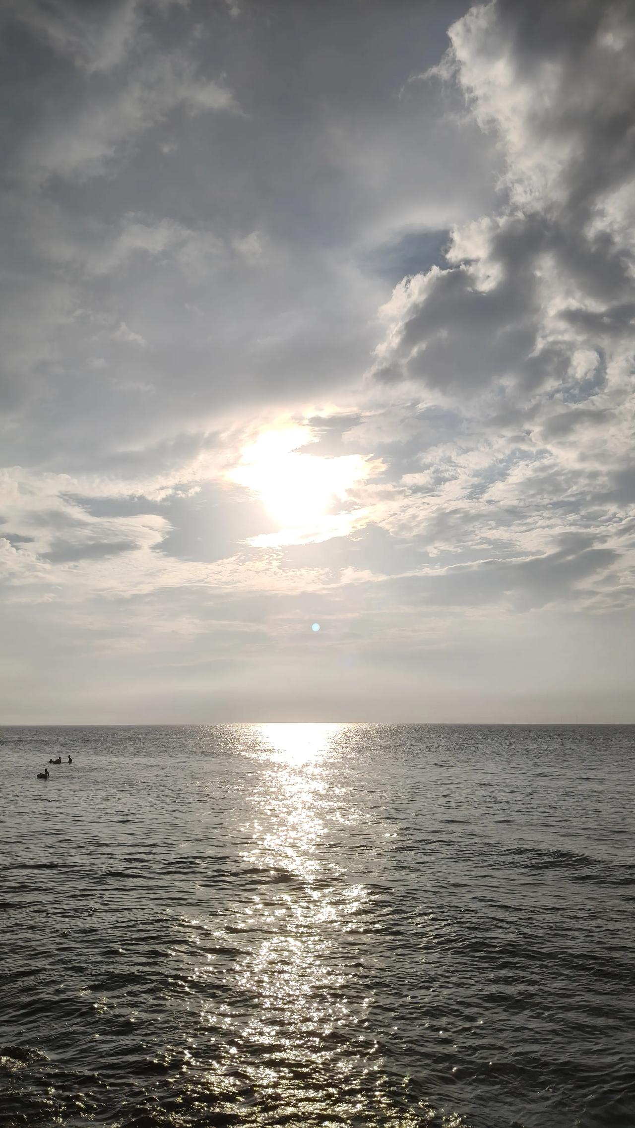 分享一张来自夏天的照片夏日海边度假，享受阳光明媚和舌尖美食，知足了[偷笑]