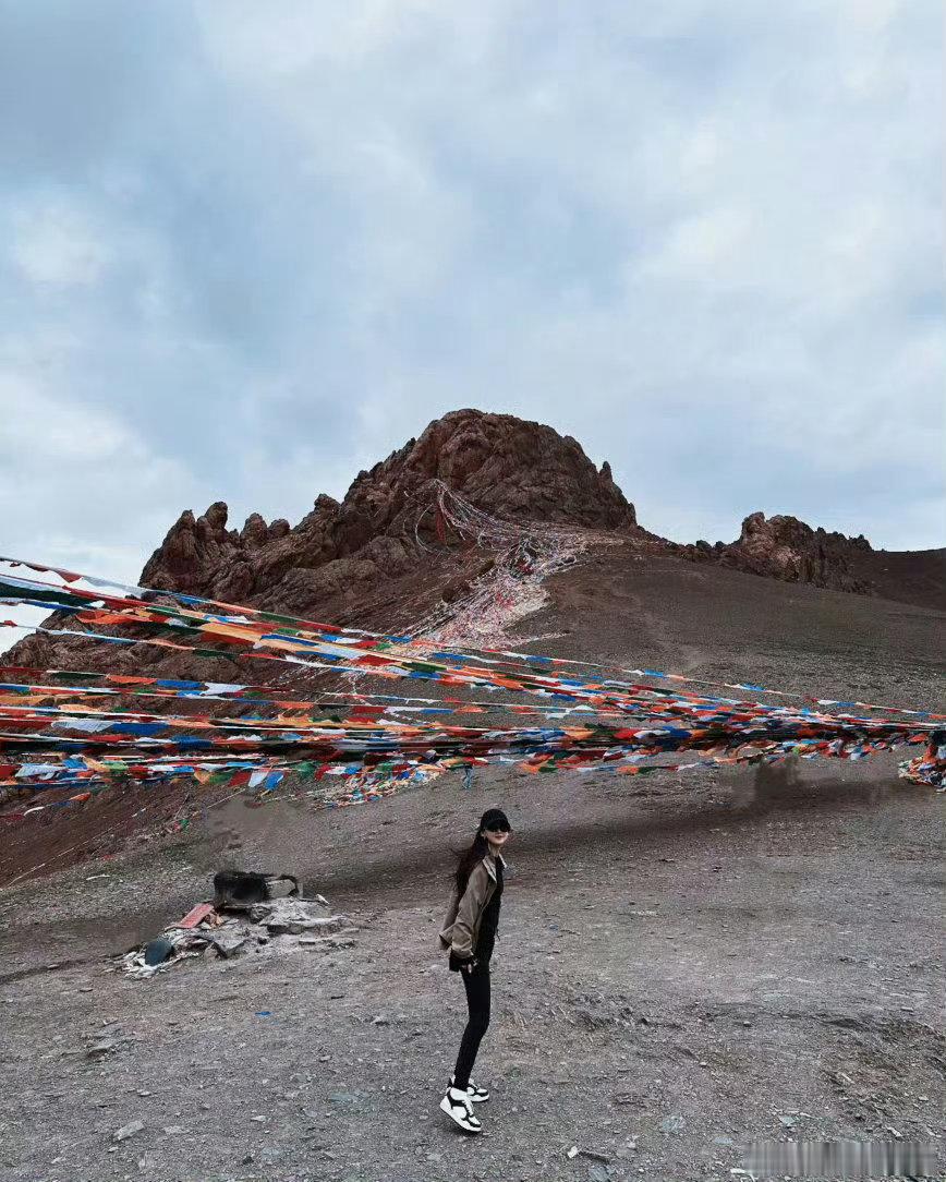 李沁插着鼻氧管自拍李沁西藏游plog 高海拔旅行挑战重重，李沁依靠鼻氧管缓解不适