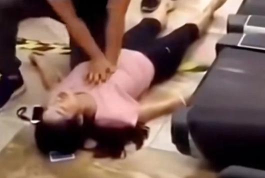 救人反倒被扣上猥亵的帽子？健身房女子练瑜伽突然晕倒，男子上前做心肺复苏把人救了回