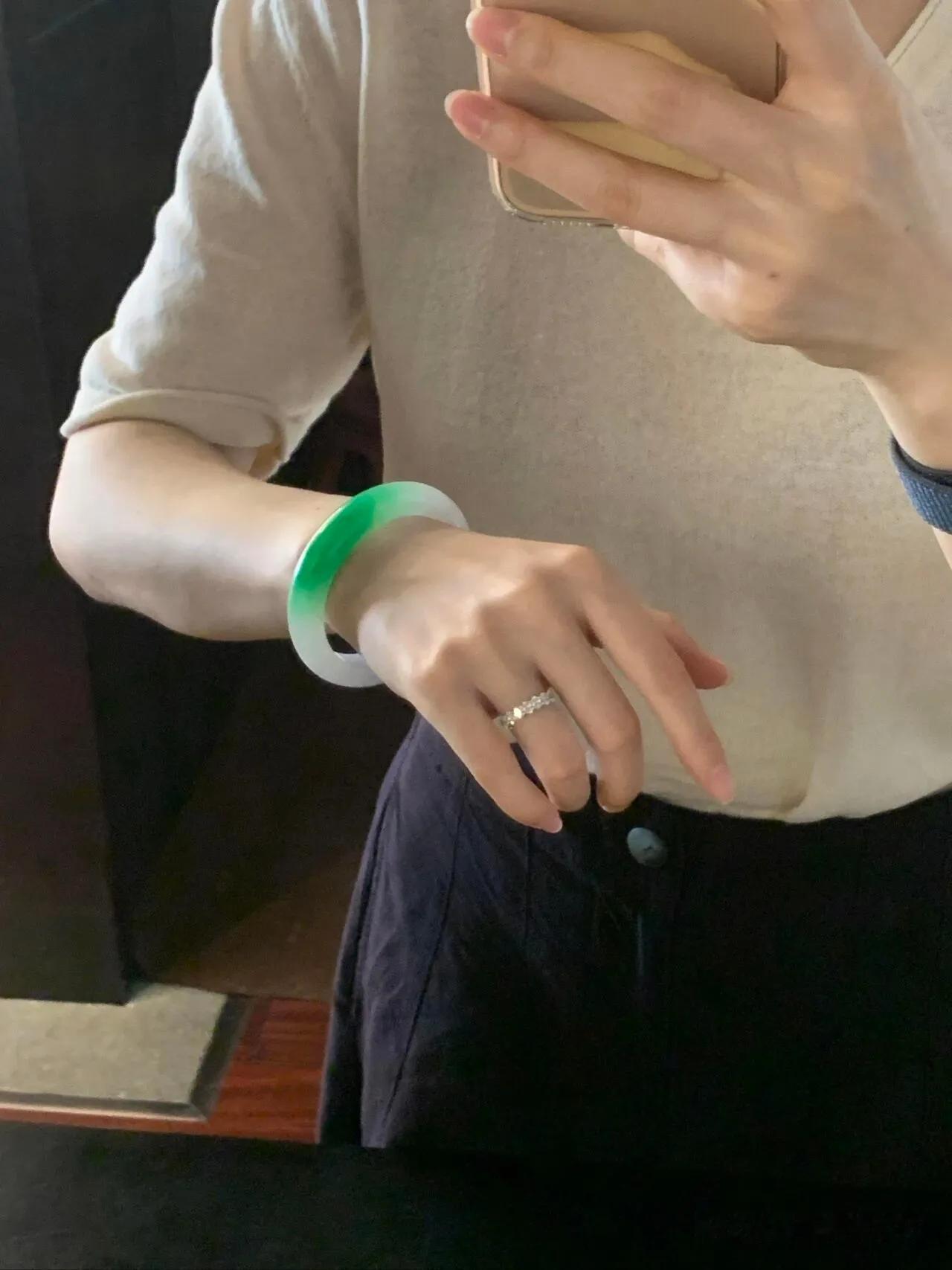 贼好看！ 我的眼睛直接开了一瓶82年的惊叹号。

本“翠圈野生段子手”反向推演：