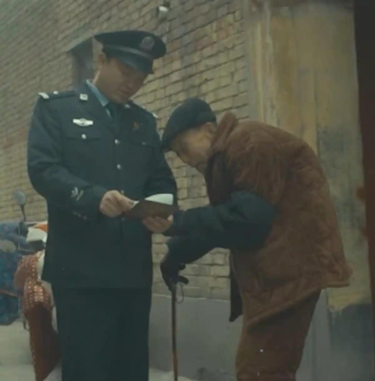 为报恩情，2010年，焦作一名七旬老人骑着三轮车冲向持刀的嫌疑人，随后张开双臂，