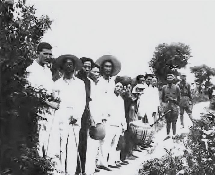 1944年，美国航空队的飞机在南京被击落，飞行员刚落地，不远处一队人就冲来，他以
