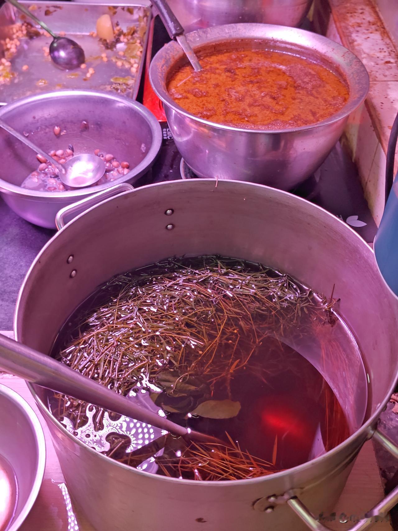 白花蛇舌草车前草黑豆凉茶（赠饮），秋老虎还在哈。

后面是卤水鸭血煲，熟花生，黄
