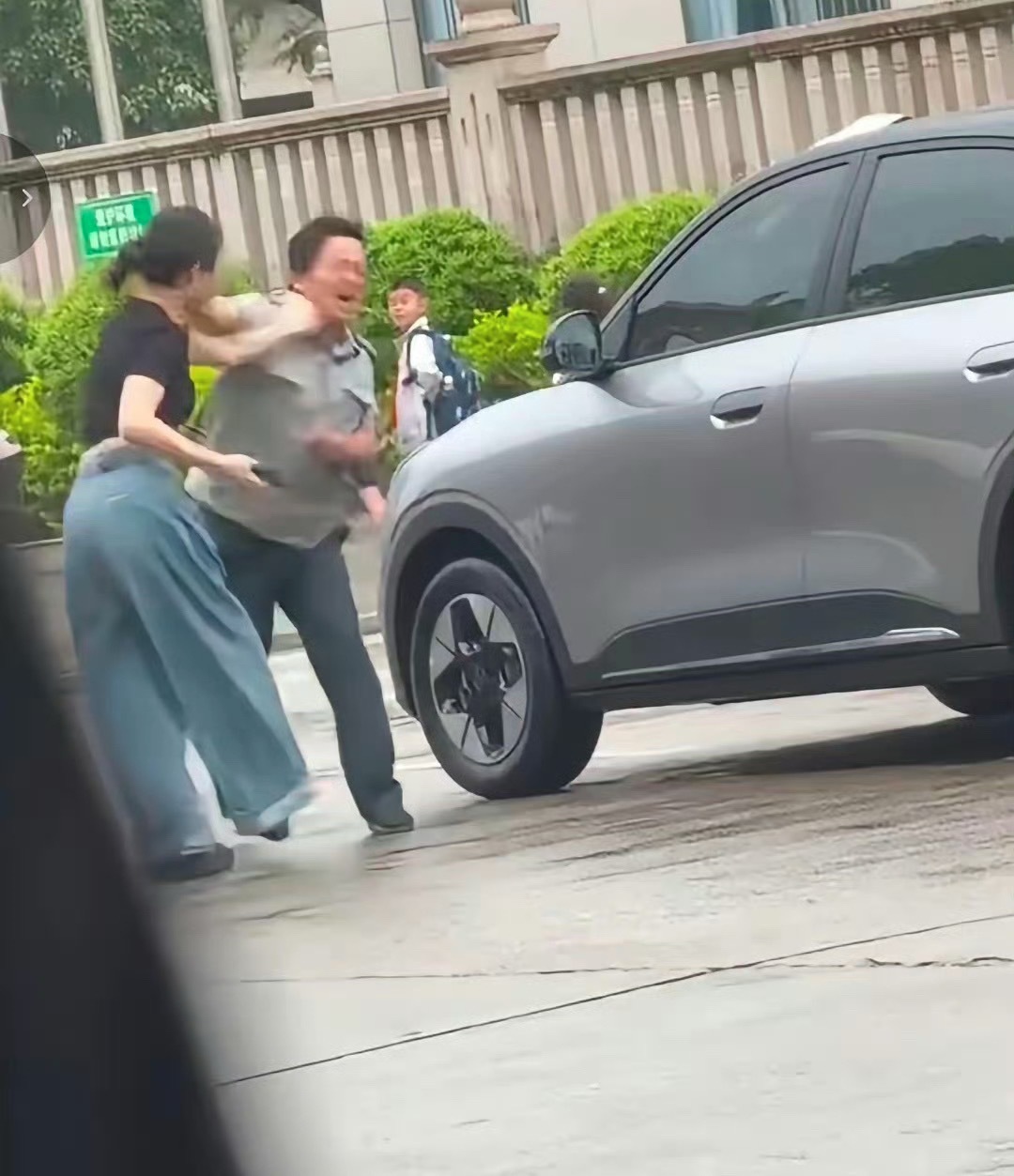 这么一件事，就因为有性别因素热度简直居高不下一个又一个媒体从各个方面进行了解读评