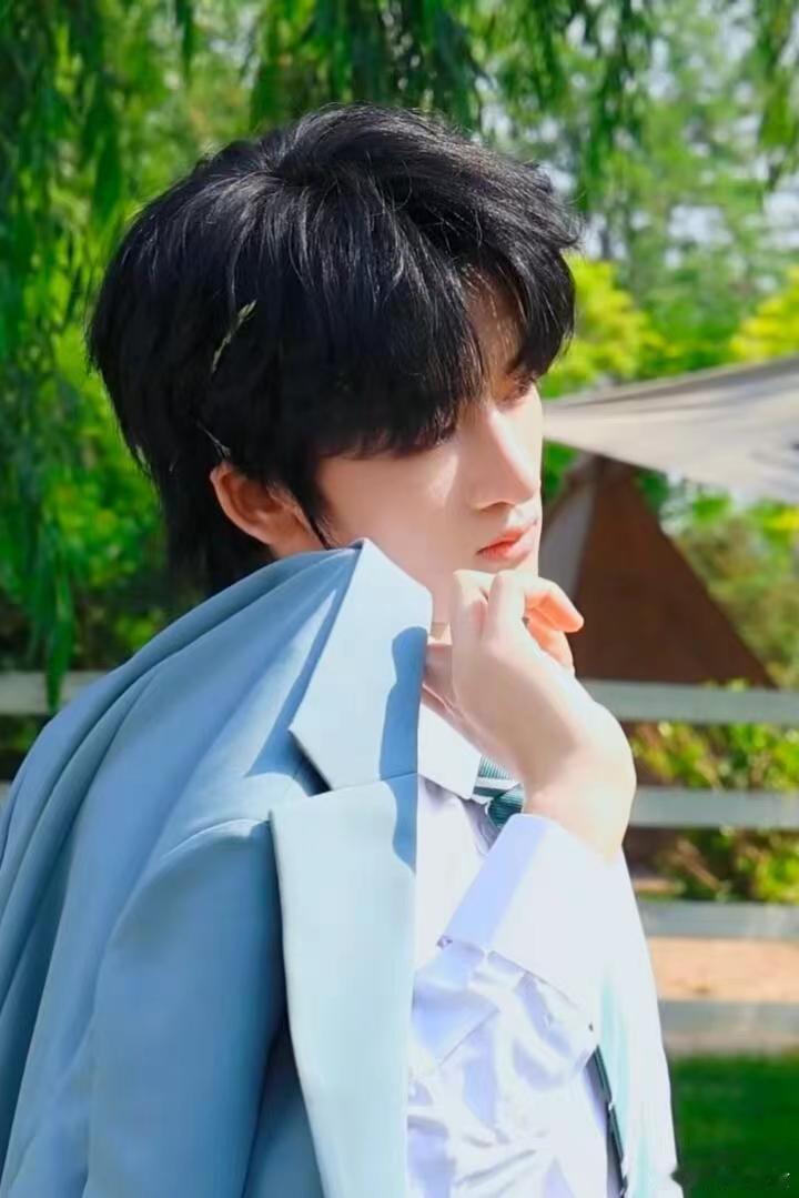 #邓佳鑫[超话]##邓佳鑫成年生日快乐#十八岁，愿你心怀感恩，肩负责任，以成熟之