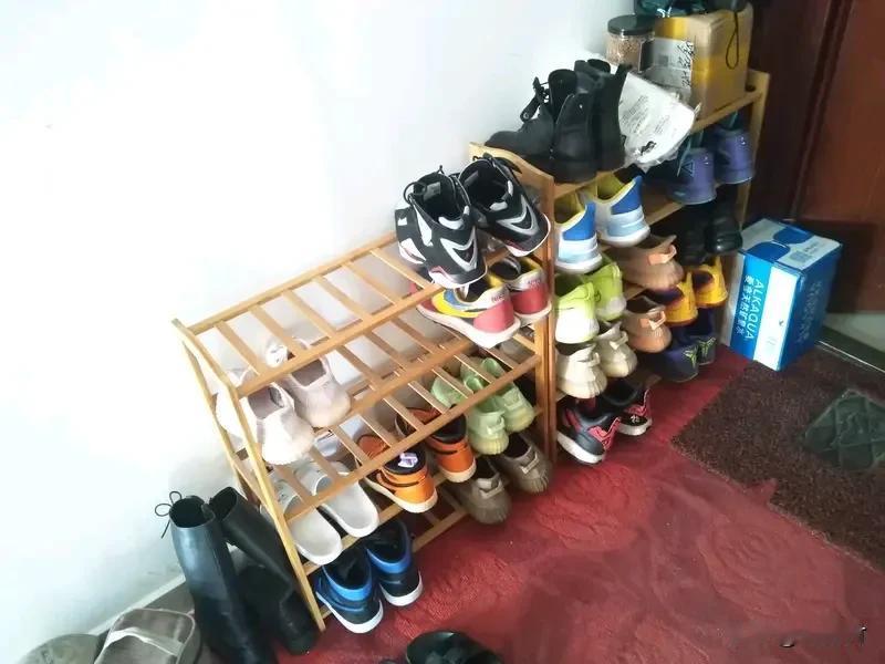 邻居楼道放鞋架 女子挂婆婆遗照反击 湖南张家界，一件闹心事引发邻里纷争。熊女士与