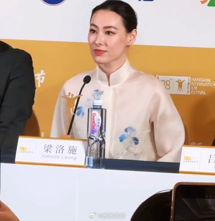 梁洛施新中式梁洛施穿新中式梁洛施穿新中式，完全是东方婉约美人 