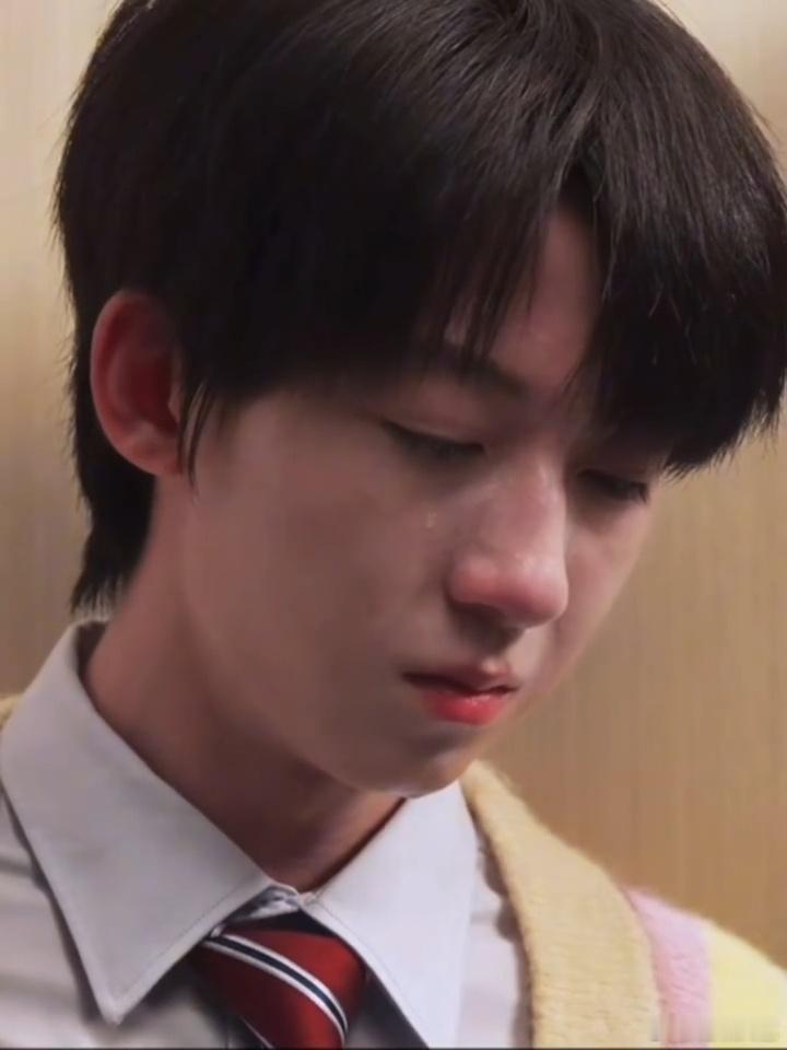 杨博文哭懵了我们的少年时代2导演喊卡依旧走不出角色，杨博文独自抹眼泪，鼻子耳朵通