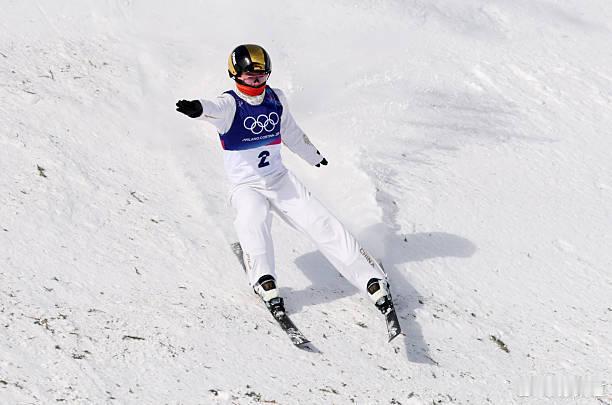 自由式滑雪女子空中技巧决赛徐梦桃让世界看见中国红徐梦桃至少银牌，邵琪肯定登领奖台