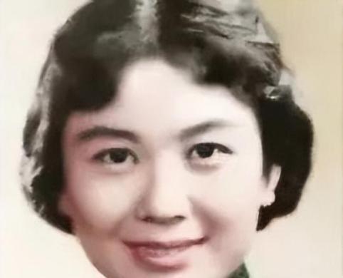 1968年，黄梅戏大师严凤英，吞服安眠药自杀，年仅38岁，严凤英死后不到一个小时