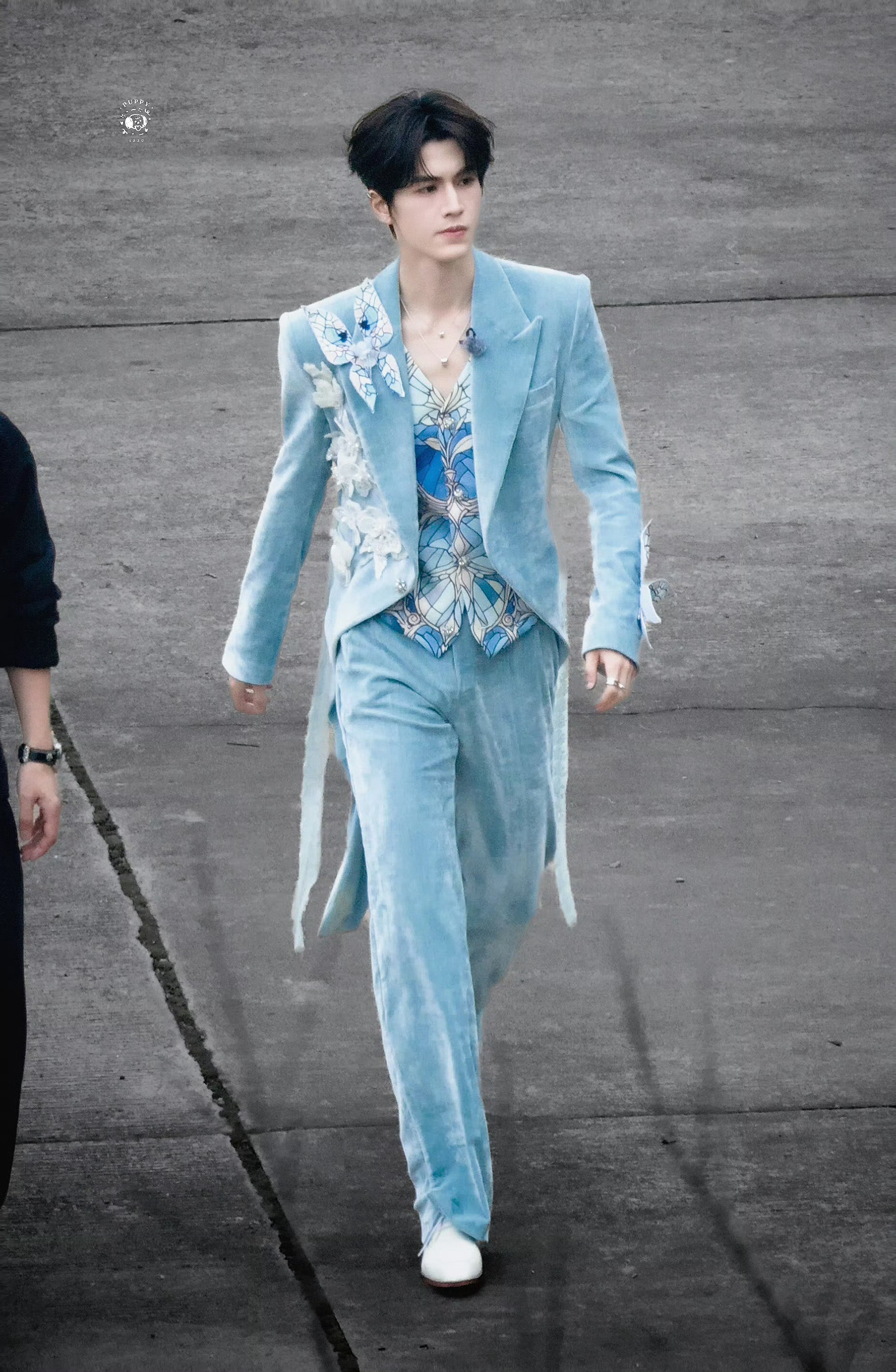 张凌赫睡衣造型张凌赫宫廷风内搭黑睡袍 张凌赫睡衣造型，张凌赫宫廷风内搭黑睡袍，咱