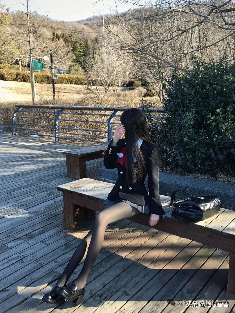冬日校园，少女静坐长椅，黑裙红领带，悠然自得。最为典型的就是职场场合该如何穿?