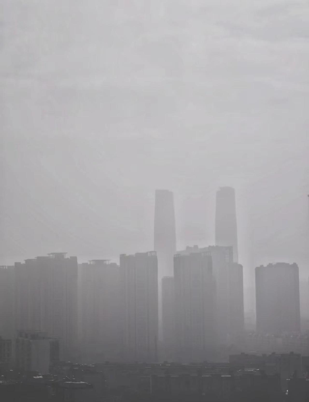 昆明这两三天，一直被灰蒙蒙的雾气裹着🌫️，能见度低得让人心里发闷，连空气里都带