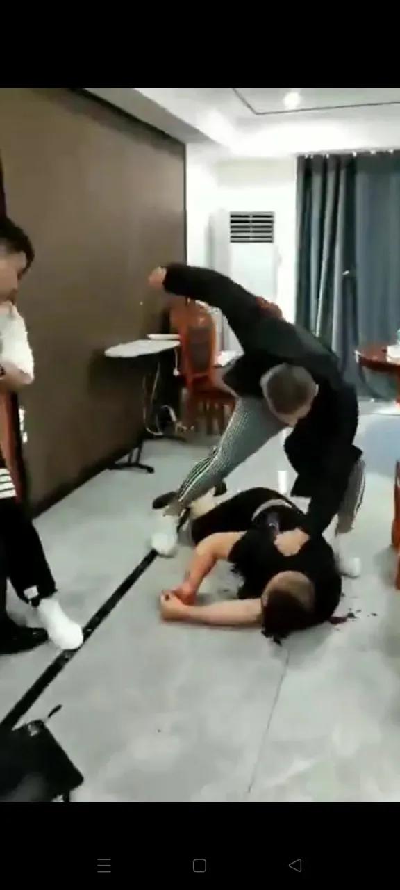 福建东山，赖某和员工出差住酒店，半夜2点左右，曾经的合伙人陈某突然闯进房间一脚把