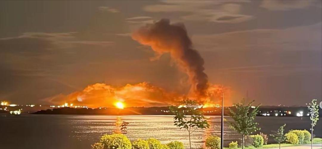 防不胜防呀，谁能想到，距离乌克兰前线600公里的俄罗斯腹地炼击中了萨拉托夫炼油厂