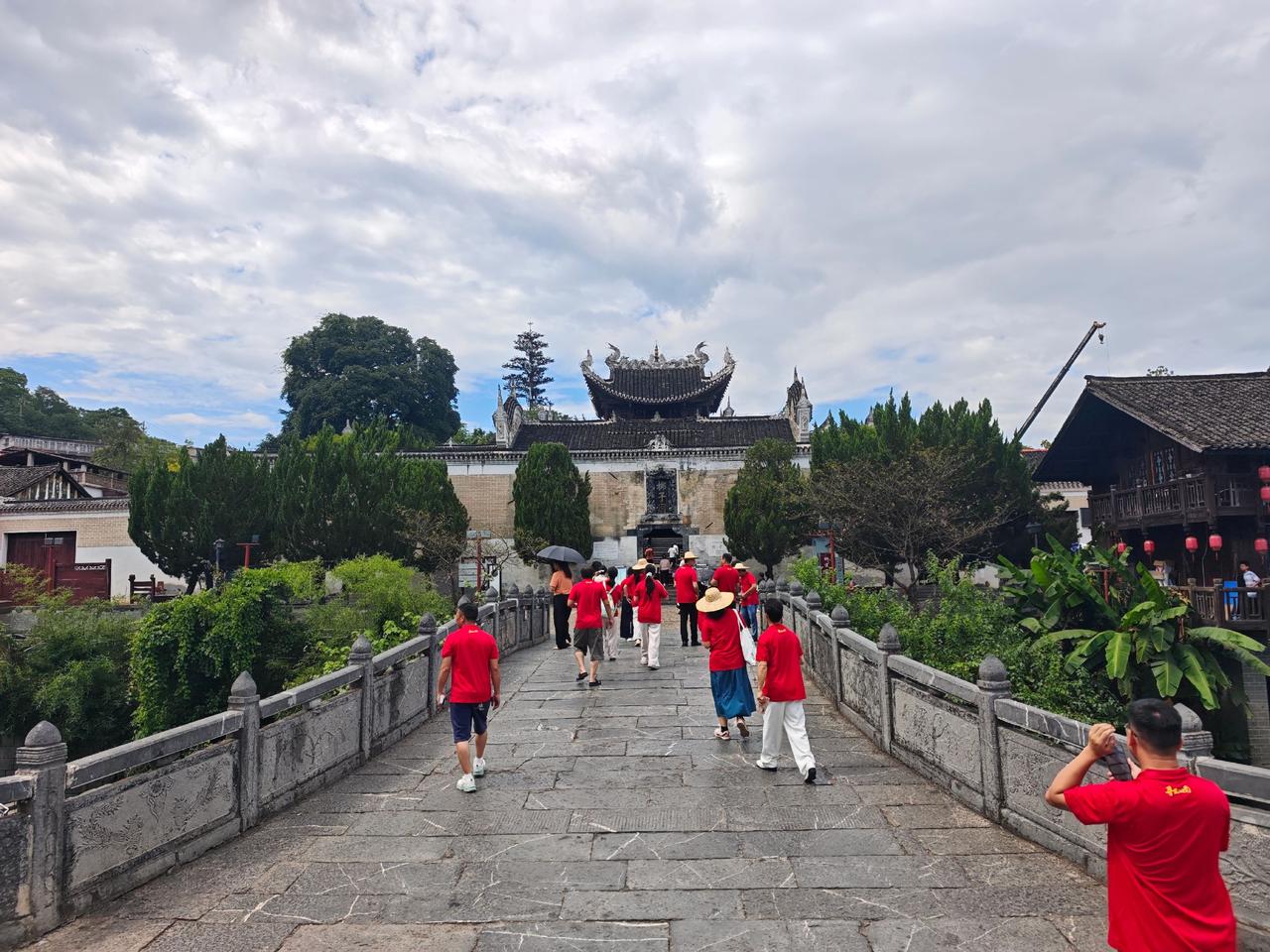 8月2日，为纪念长征胜利90周年，湘鄂新阶层人士走进柳子庙采风。柳子庙始建于北宋