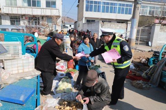 晨记：赶集买菜，日照租园朋友拉来家当——
 
今早去赶崮山大集，跟对门打招呼，他