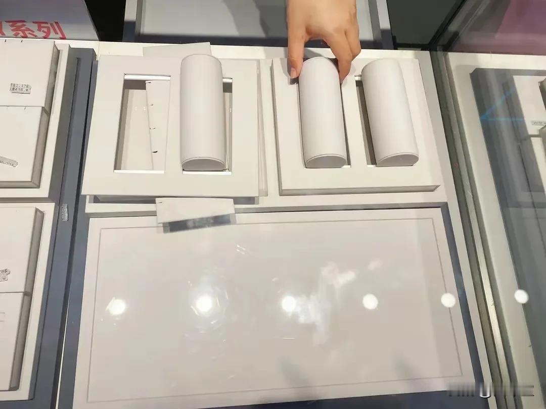 真稀奇！黄金大涨，金店关门？！
以现在黄金的价格，金店老板应该笑得合不拢嘴，
可